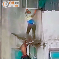兩孟加拉漢亡命逃生，其中一人冒險雙手攀着簷篷半天吊求救。 （梁永雄攝）