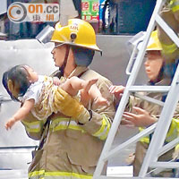 消防員用雲梯從火場救出嬰兒。（左錦鴻攝）