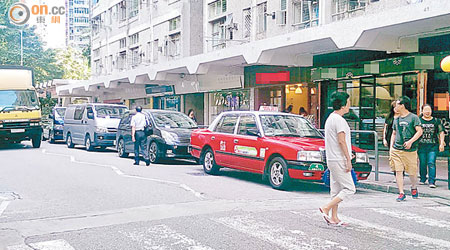 天平邨屋邨通道有大量車輛違泊，或影響緊急救護服務。