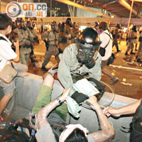 面對武裝的防暴警察，示威者應聲倒地亦不斷頑抗。