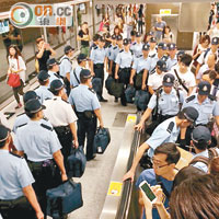 大批警員帶備裝備乘港鐵到場增援。（周依露攝）