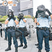 警方昨午戴上防毒面具，準備向佔中示威者投擲催淚彈。（梁卓明攝）