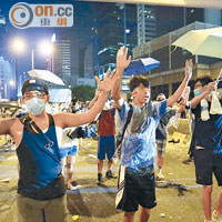示威者以口罩、保鮮紙和雨傘迎戰胡椒噴霧和催淚彈。（胡家豪攝）