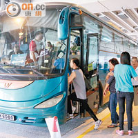多個商場安排免費接駁巴士接載旅客。