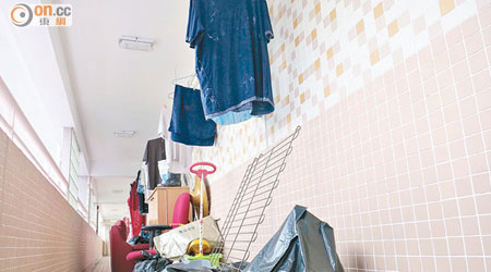 頌安邨有走廊被當作晾曬場，放置大量雜物，佔去通道逾半空間。