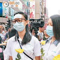 旺角<br>四名女學生：「學校對我哋佔中嘅立場中立，睇學生意願。我哋朝早罷課嚟，下晝就返去上堂喇。」