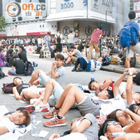 佔領銅鑼灣軒尼詩道的示威者臥在地上休息。