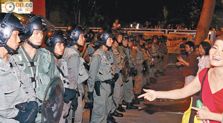 一名內地女子在金鐘示威現場笑罵防暴警察。（梁國雄攝）
