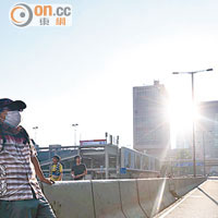 平日上班時塞滿巴士與私家車的公路，變成示威者散步曬太陽之處。