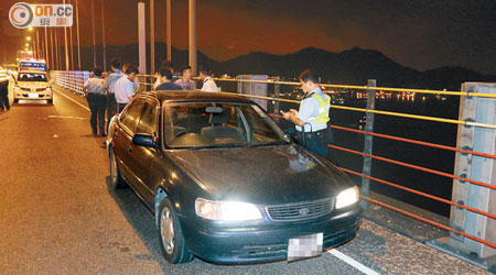 私家車停於青馬大橋橋面，車上空無一人。（張曉楠攝）