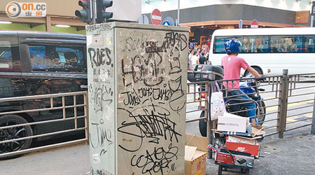 有市民指旺角區多個交通燈控制箱遭塗鴉，影響市容。