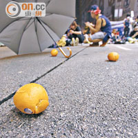 怡和街有人從高處扔下四個橙。（甘偉倫攝）