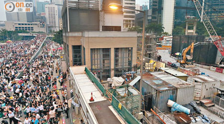 港鐵南港島線的金鐘工地因佔中堵路致工程車輛未能駛入，阻礙施工。