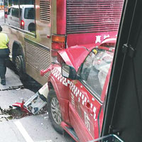 消防指揮車撞巴士尾後，車頭嚴重損毀。（互聯網圖片）