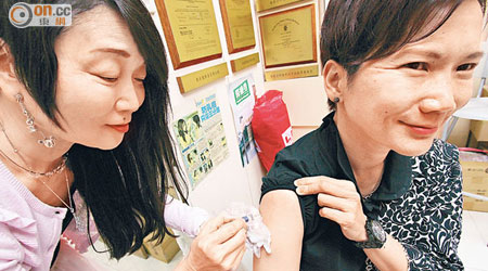 病人在流感高峰期前接種四價疫苗，避免感染流感。（梁耀榮攝）