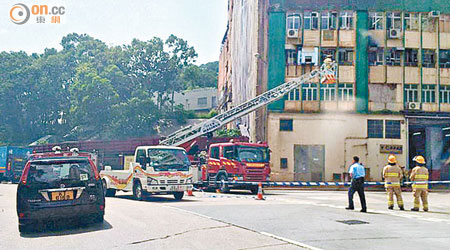 消防員架升降台灌救。(互聯網圖片)