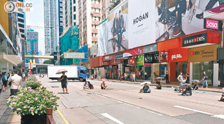 尖沙咀<br>佔領行動擴展至廣東道，人流劇減，旁邊的商舖無法做生意。（何天成攝）