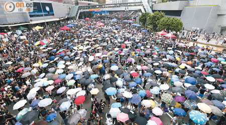 金鐘集會現場昨午出現萬人齊撐傘的壯觀場面。（何穎賢攝）