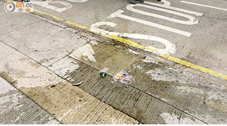 銅鑼灣集會地區昨晚有人掟下滿載水與西瓜皮的膠袋。（羅錦鴻攝）