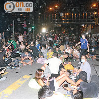 一批市民佔領尖沙咀廣東道。（賴南秋攝）