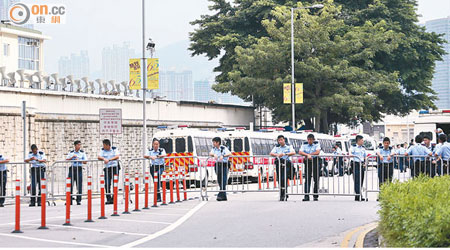 警方在中環多個重要據點均派駐大批警員。（何頴賢攝）