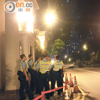 警方昨晚在禮賓府加強戒備，調派近百警員駐守。