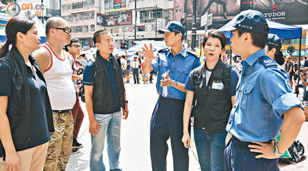 消防處人員聯同警方到銅鑼灣與示威人士商討闢出「救護通道」，僅取得小成果。（陳德賢攝）