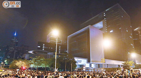 逾千示威者凌晨過後突衝往特首辦外靜坐，聲言梁振英明日不用上班。（陳章存攝）