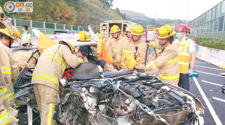 消防拯救被困車內的司機。（李子輝攝）