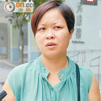 市民點睇<br>谷女士：「成日中頭獎（被白鴿糞便擲中），呢度好多人餵鴿，有嘢食啲白鴿就會嚟，上面掛幾多光碟都無用。」