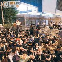 特首辦昨夜續遭示威者包圍，多名警員隔着鐵馬戒備。（羅錦鴻攝）