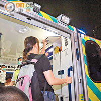 救護車出入特首辦時，示威人士登車檢查。 （陳章存攝）