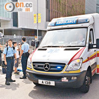 包圍特首辦的示威者被呼籲讓路，讓救護車到場執勤。