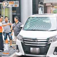 七人車司機（右）不滿廣東道被堵塞，落車理論。（鄧業榆攝）