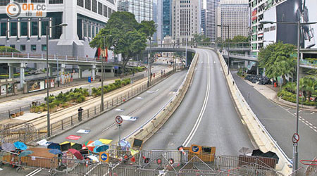 交通半癱瘓，料港島勁塞車，圖為金鐘道路段遭示威者架設的鐵馬陣堵塞。（高嘉業攝）