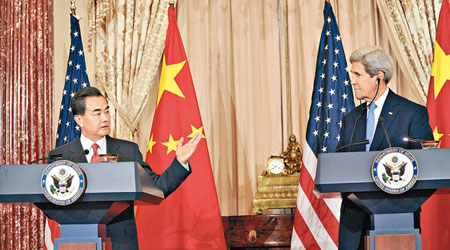 王毅（左）在華盛頓與克里（右）會晤，指美國的城市也不允許社會秩序被干擾。（中新社圖片）