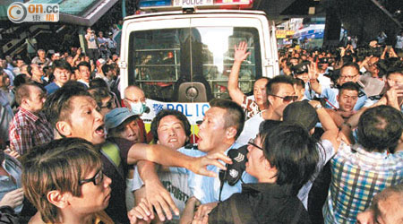 旺角道場面混亂，警員夾在人群間試圖調停。 （梁耀榮攝）