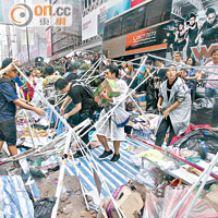 反佔中人士拆毀示威者帳篷。