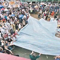 反佔中人群扯走示威者的帳篷。（梁耀榮攝）