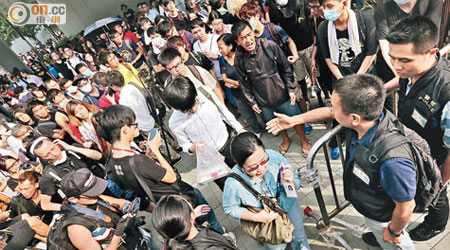示威者圍堵政府總部，三千政府人員上班受阻。（黃永俊攝）