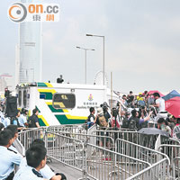 示威者與駐守警員對陣，多輛緊急車輛的進出均受阻。