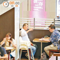 一名外國傳媒昨日早上找黎智英到海富中心一食肆「齋坐」做訪問。