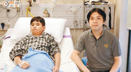 建澄（左）的人工心臟喉管接駁口長了膿包，需要密切控制炎症及盡快換心，右為何父。