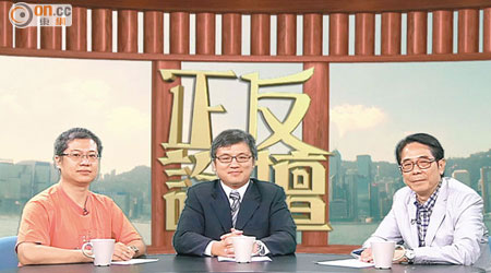 黃國健（右）和梁金成（左）都不同意一刀切取消個人遊。
