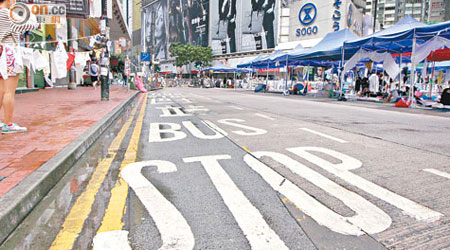 佔領行動持續，銅鑼灣的道路被封，致巴士及其他車輛不能駛過。