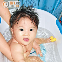 嬰兒的皮膚較易敏感，洗澡時間不宜太長。（資料圖片）