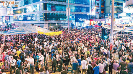 旺角<br>旺角示威區「話撤唔撤」，入夜後仍然人頭湧湧。