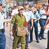 一身「紅衞兵」裝束的阿伯到銅鑼灣的示威區吵鬧，最後被警方帶走。