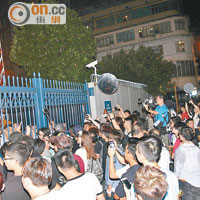 大批示威人士在旺角警署後門聚集。