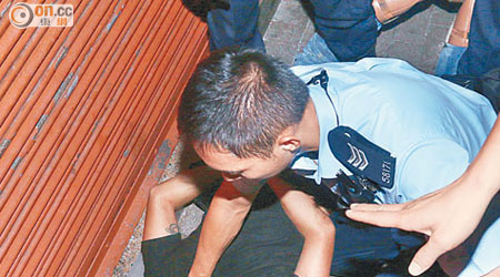 警員將一名涉嫌襲警的男子按地制服。
